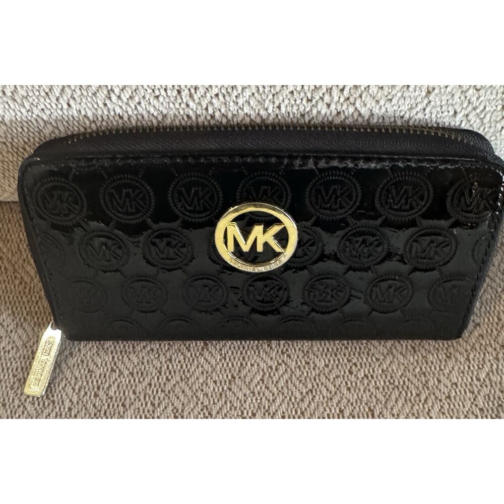 Michael Kors Jet Set Black Patent Leather Zip-Around Wallet Gold Plate MK Logo